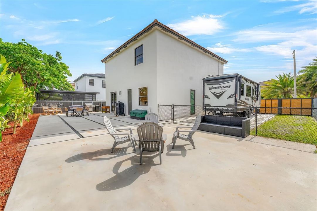 Activo con contrato: $674,900 (5 camas, 4 baños, 2564 Pies cuadrados)