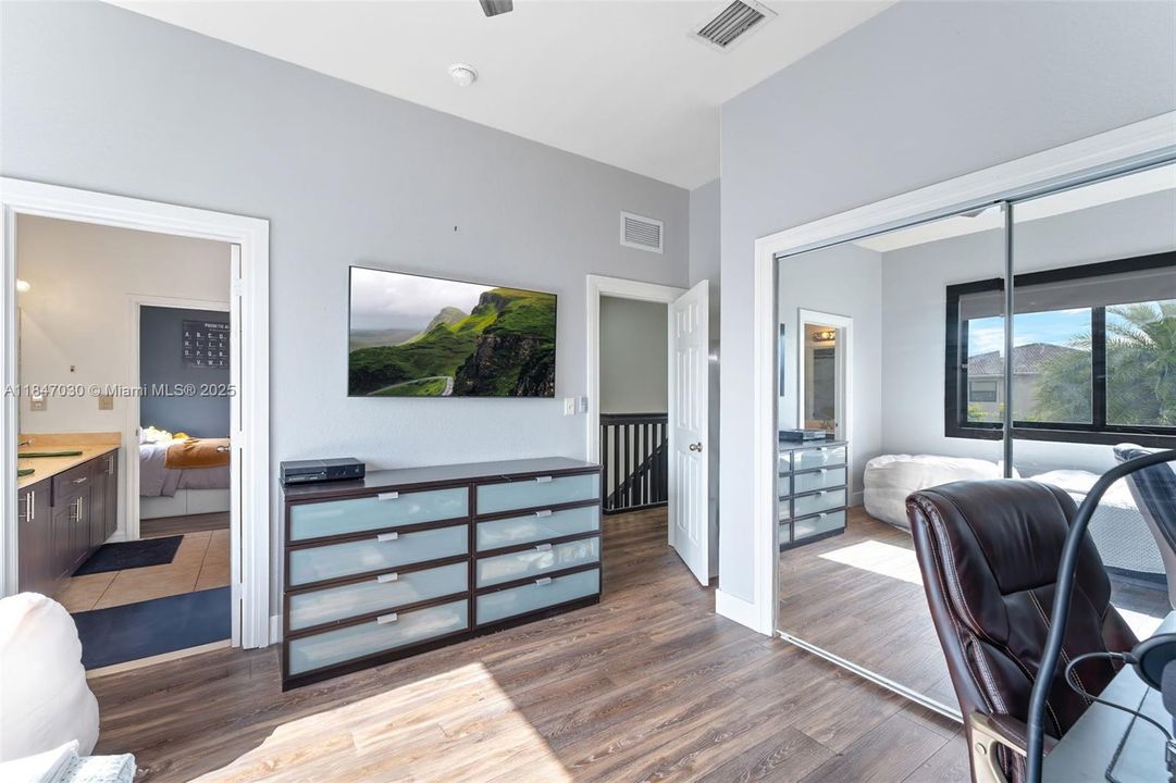 Activo con contrato: $674,900 (5 camas, 4 baños, 2564 Pies cuadrados)