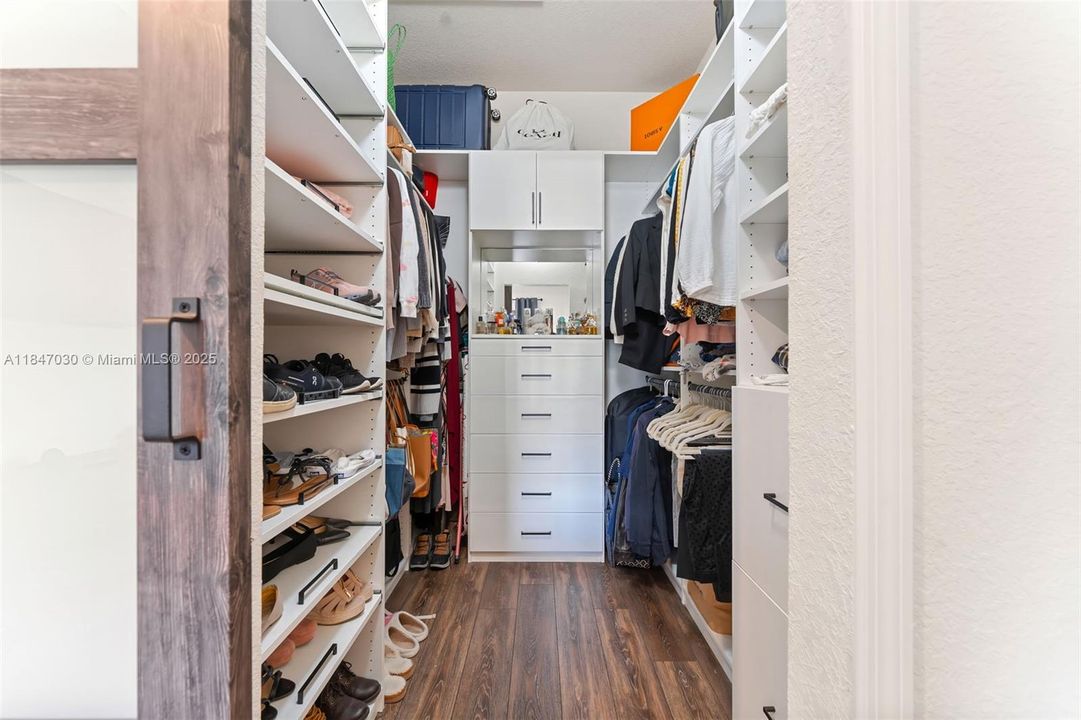 Activo con contrato: $674,900 (5 camas, 4 baños, 2564 Pies cuadrados)