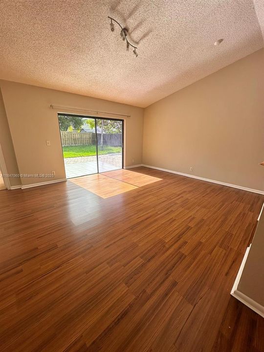 Recientemente alquilado: $2,900 (3 camas, 2 baños, 1266 Pies cuadrados)