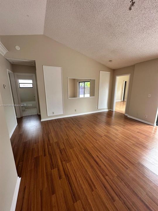 Recientemente alquilado: $2,900 (3 camas, 2 baños, 1266 Pies cuadrados)