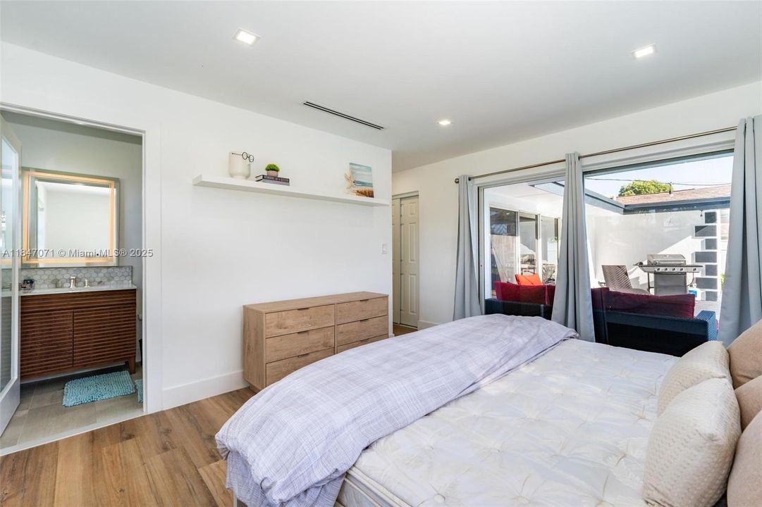 Active With Contract: $5,200 (3 beds, 3 baths, 1551 Square Feet)