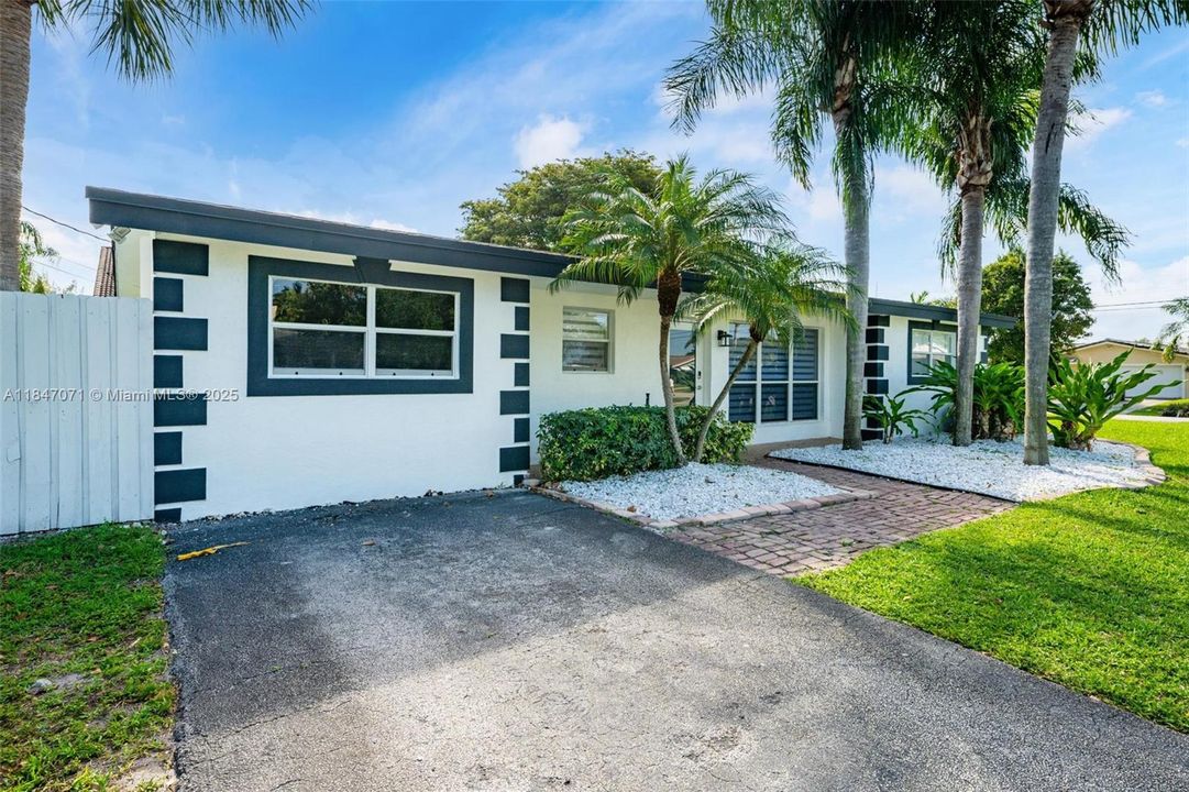 Active With Contract: $5,200 (3 beds, 3 baths, 1551 Square Feet)