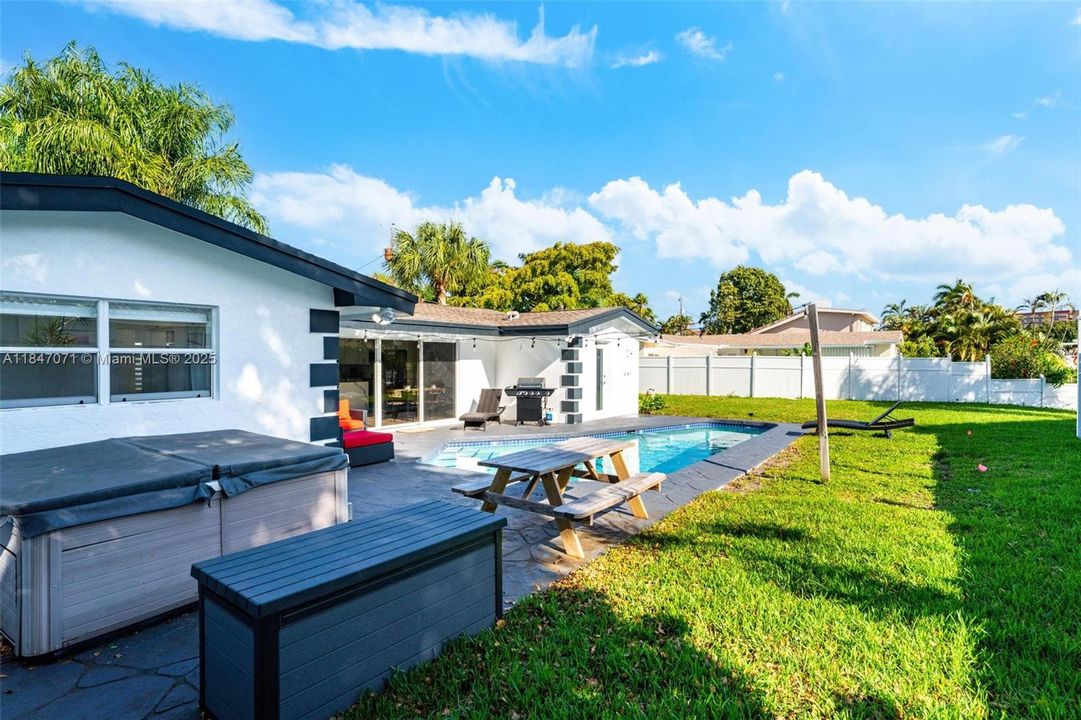 Active With Contract: $5,200 (3 beds, 3 baths, 1551 Square Feet)