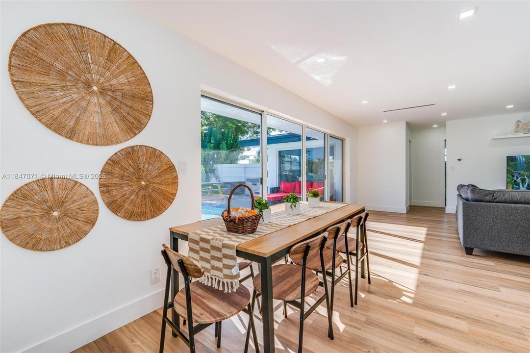 Active With Contract: $5,200 (3 beds, 3 baths, 1551 Square Feet)