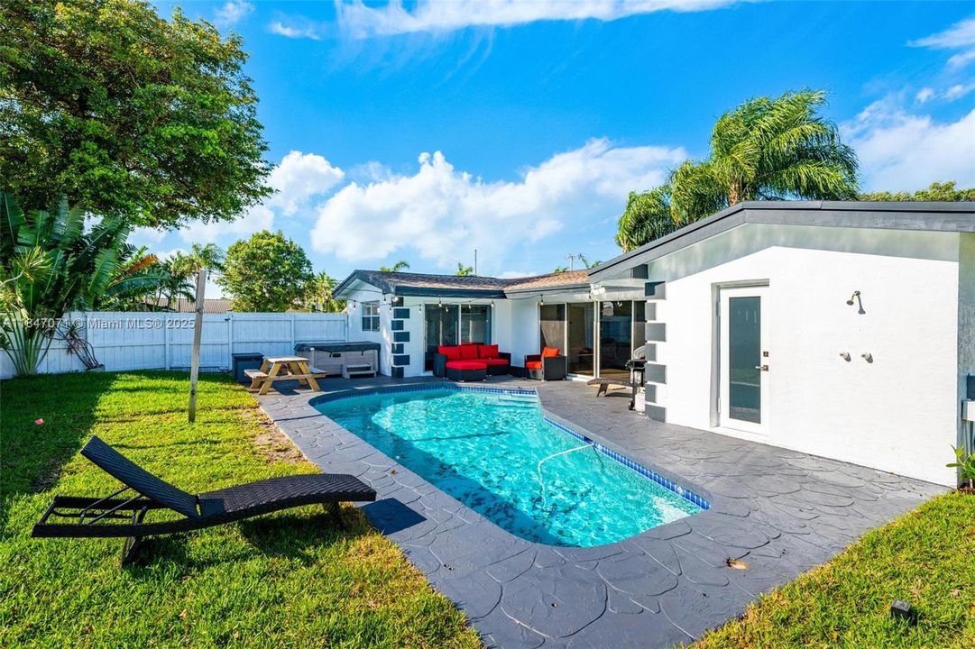 Active With Contract: $5,200 (3 beds, 3 baths, 1551 Square Feet)