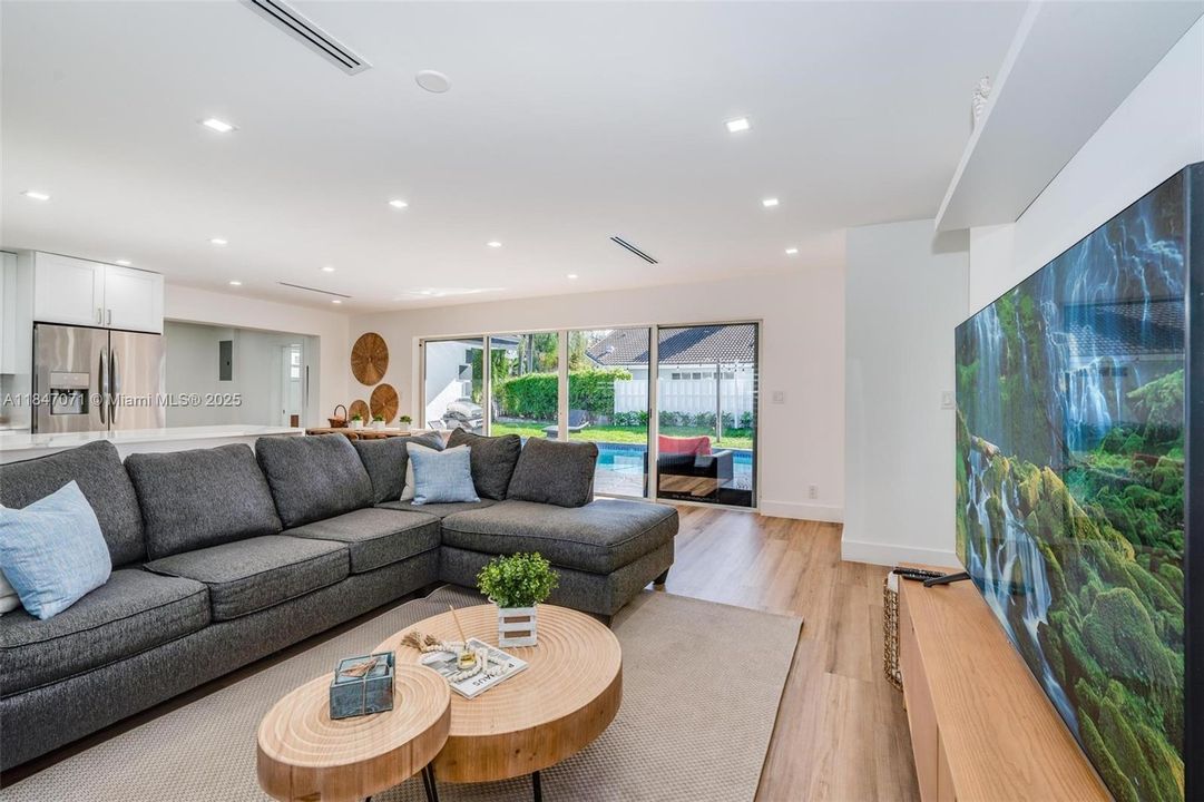 Active With Contract: $5,200 (3 beds, 3 baths, 1551 Square Feet)