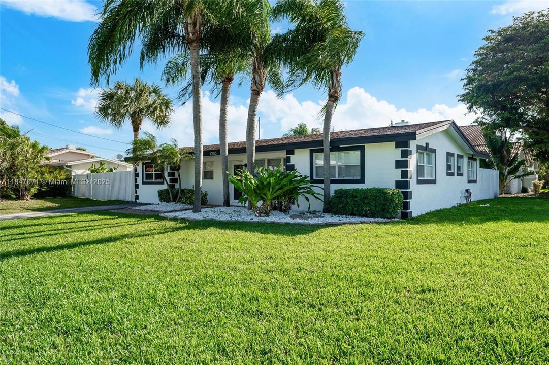 Active With Contract: $5,200 (3 beds, 3 baths, 1551 Square Feet)