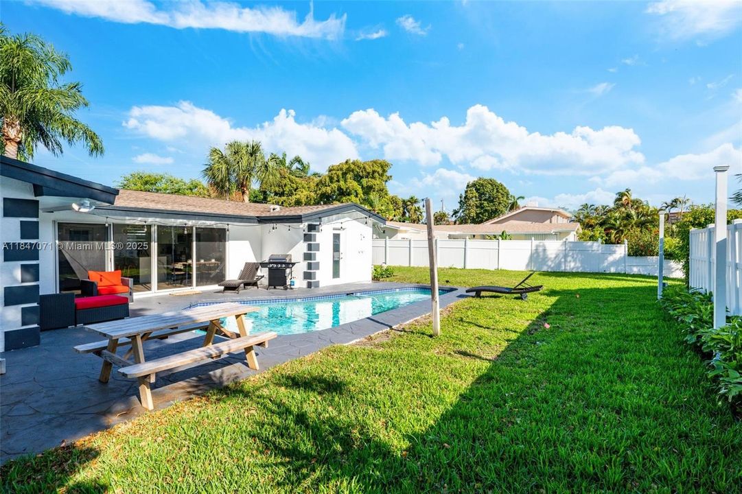 Active With Contract: $5,200 (3 beds, 3 baths, 1551 Square Feet)