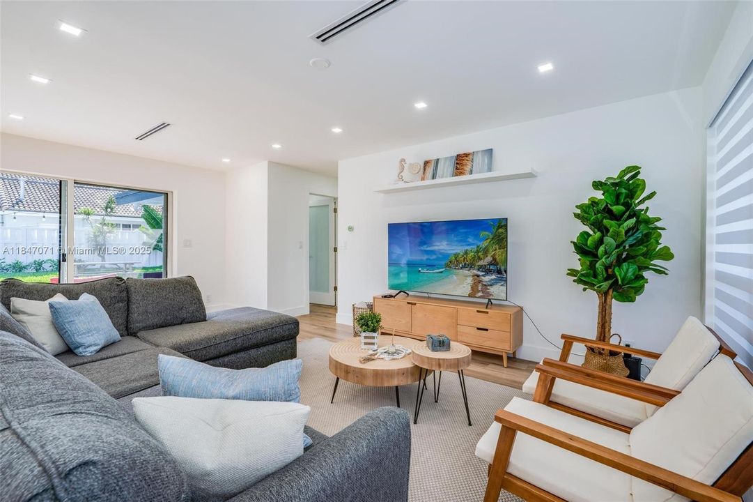 Active With Contract: $5,200 (3 beds, 3 baths, 1551 Square Feet)