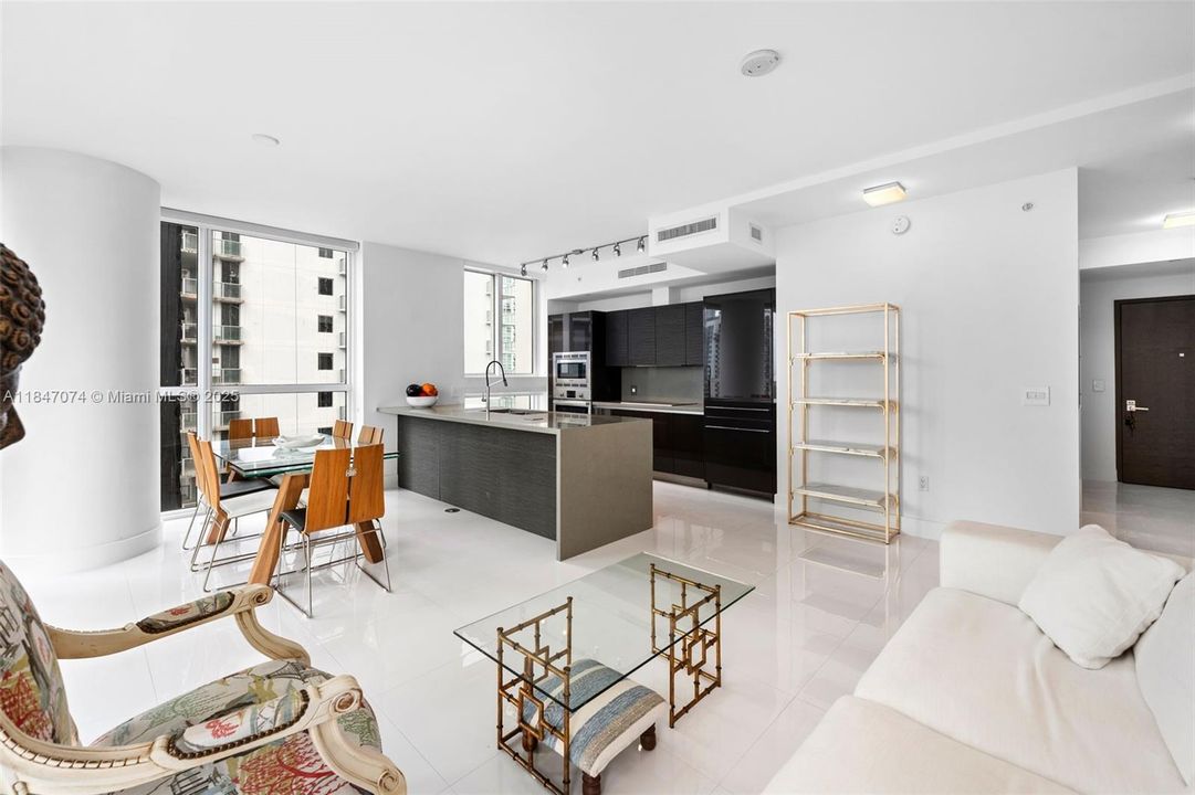 Recientemente alquilado: $5,500 (2 camas, 2 baños, 1134 Pies cuadrados)