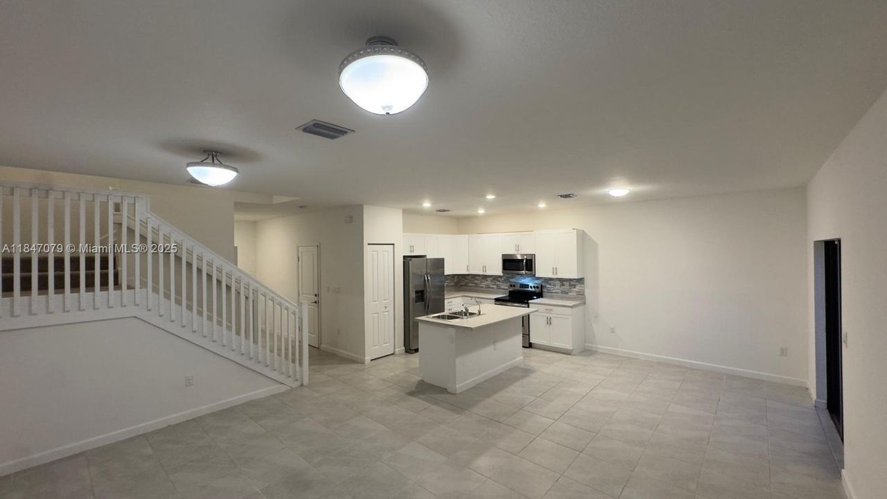 Недавно продано: $455,000 (3 спален, 2 ванн, 1832 Квадратных фут)