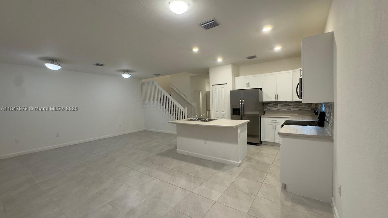 Недавно продано: $455,000 (3 спален, 2 ванн, 1832 Квадратных фут)