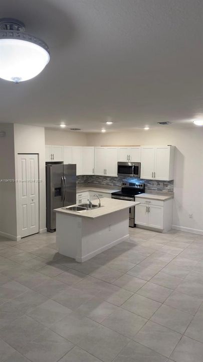 Недавно продано: $455,000 (3 спален, 2 ванн, 1832 Квадратных фут)