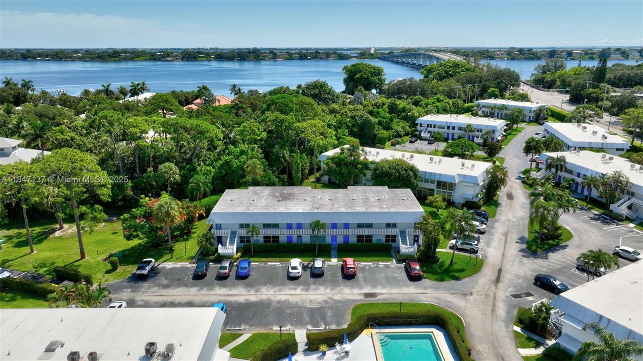 待售: $239,000 (2 贝兹, 2 浴室, 992 平方英尺)