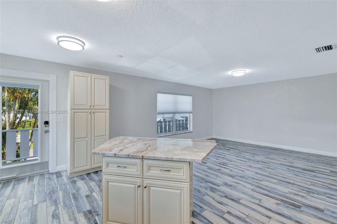 待售: $239,000 (2 贝兹, 2 浴室, 992 平方英尺)