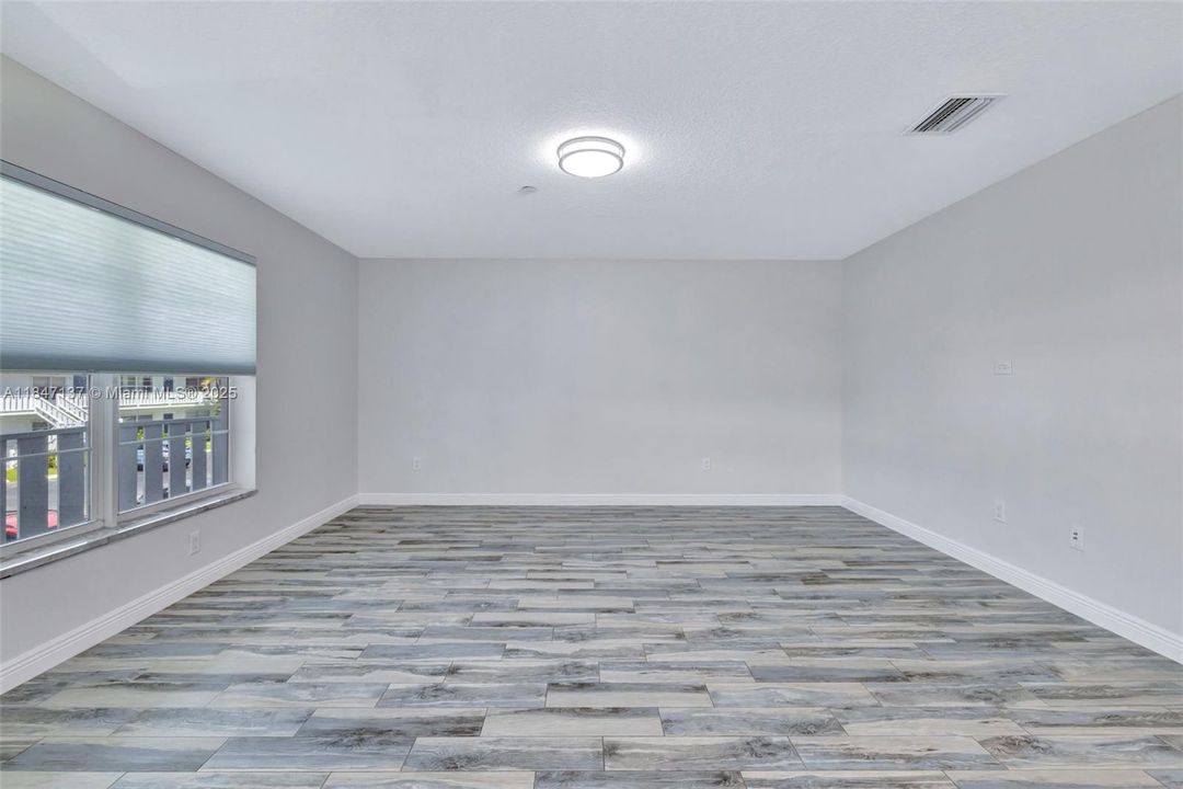 待售: $239,000 (2 贝兹, 2 浴室, 992 平方英尺)