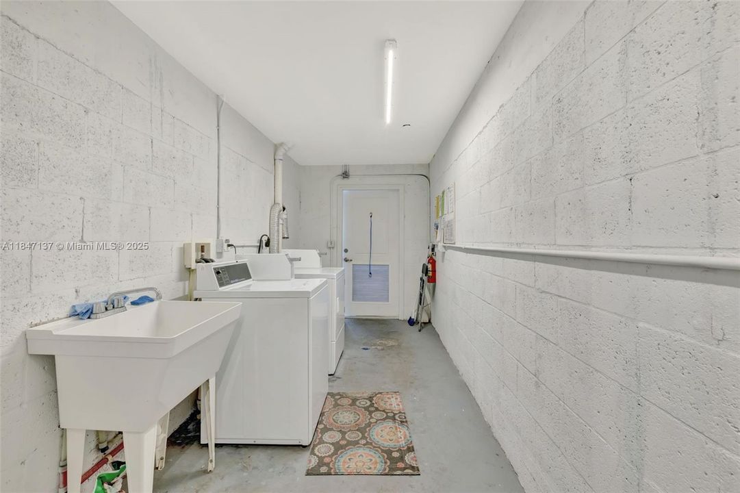 待售: $239,000 (2 贝兹, 2 浴室, 992 平方英尺)