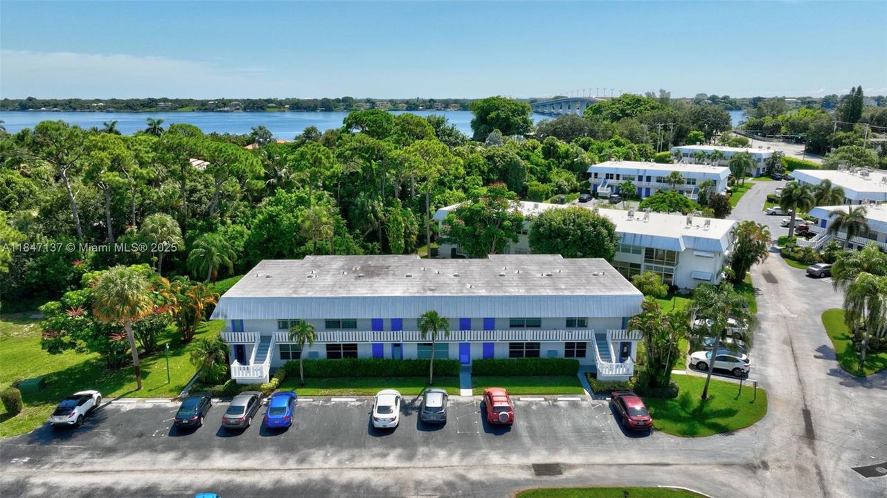 待售: $239,000 (2 贝兹, 2 浴室, 992 平方英尺)