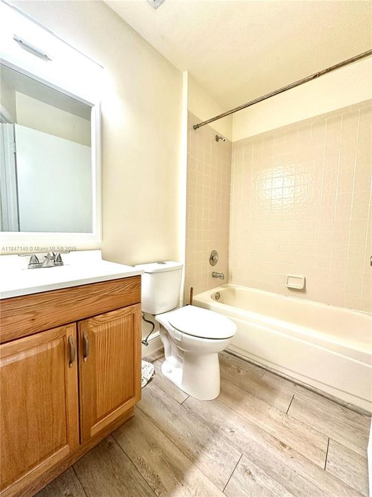 Activo con contrato: $225,000 (2 camas, 2 baños, 926 Pies cuadrados)