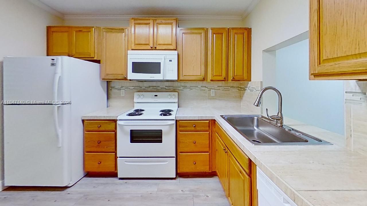 Activo con contrato: $225,000 (2 camas, 2 baños, 926 Pies cuadrados)