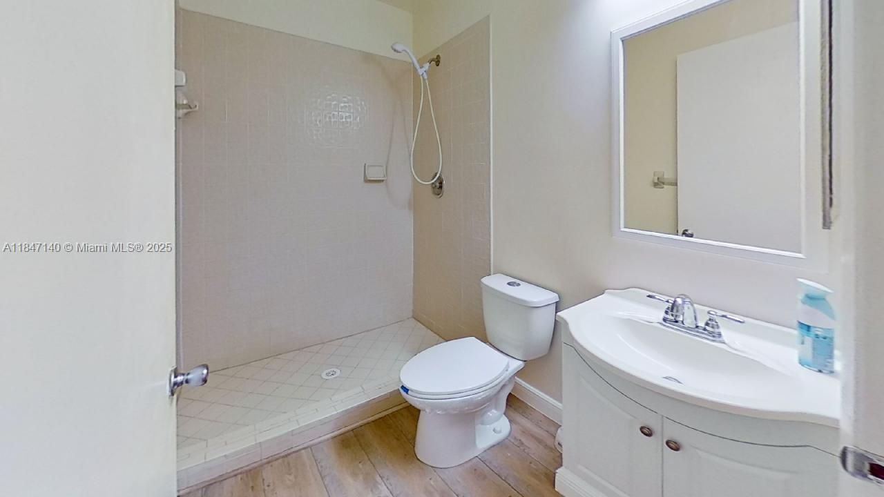 Activo con contrato: $225,000 (2 camas, 2 baños, 926 Pies cuadrados)