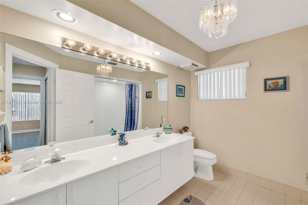 最近售出: $1,199,000 (5 贝兹, 4 浴室, 3768 平方英尺)