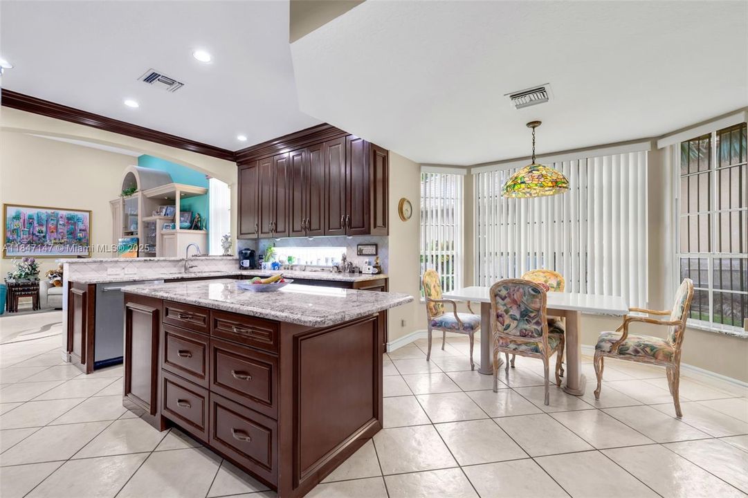 最近售出: $1,199,000 (5 贝兹, 4 浴室, 3768 平方英尺)