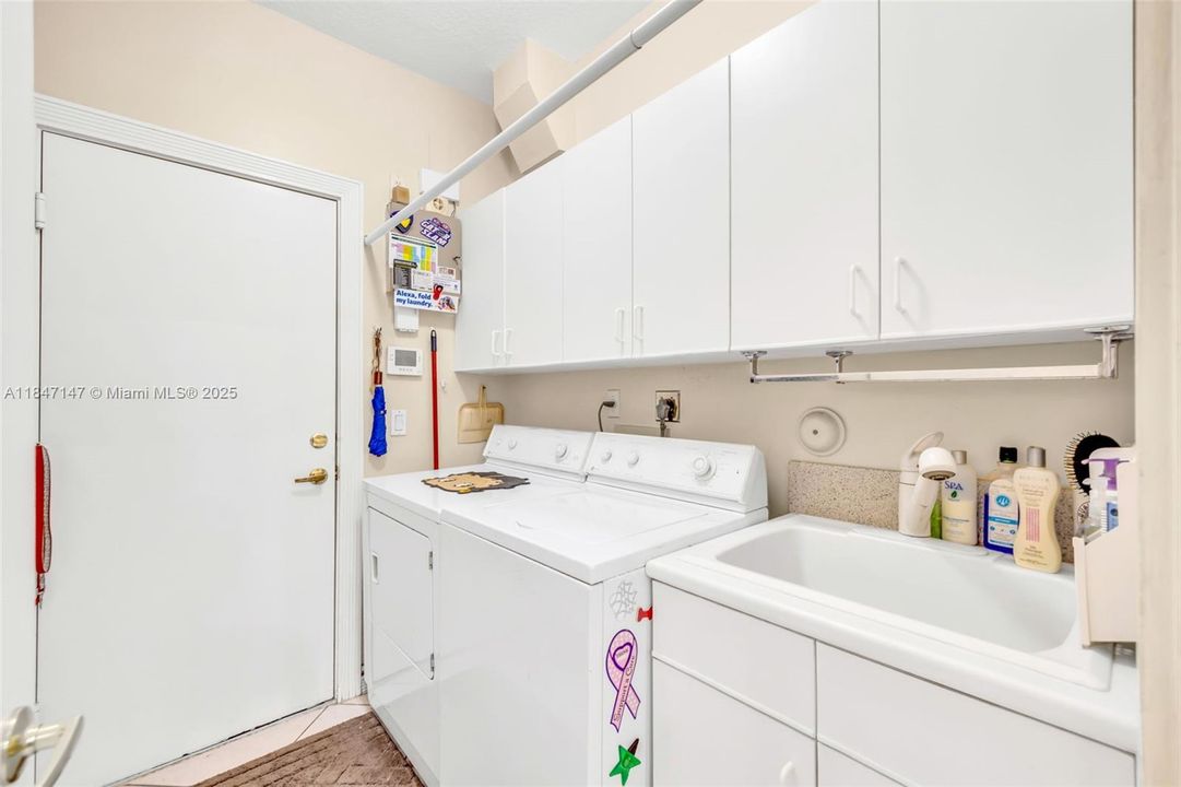 最近售出: $1,199,000 (5 贝兹, 4 浴室, 3768 平方英尺)