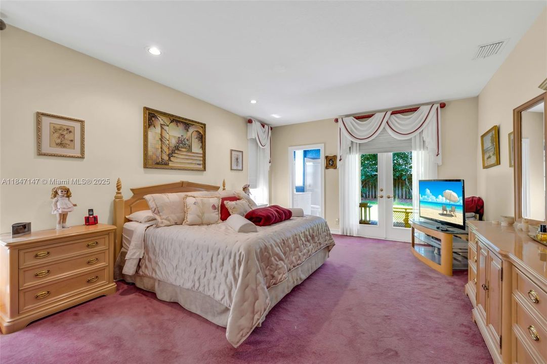 最近售出: $1,199,000 (5 贝兹, 4 浴室, 3768 平方英尺)