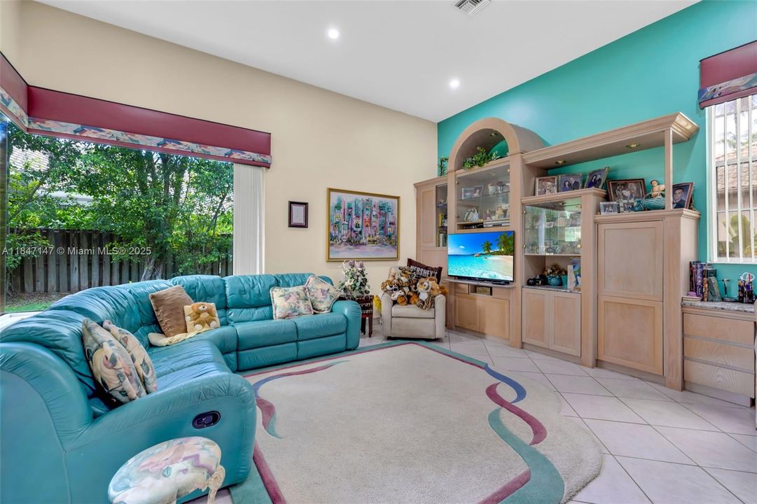 最近售出: $1,199,000 (5 贝兹, 4 浴室, 3768 平方英尺)