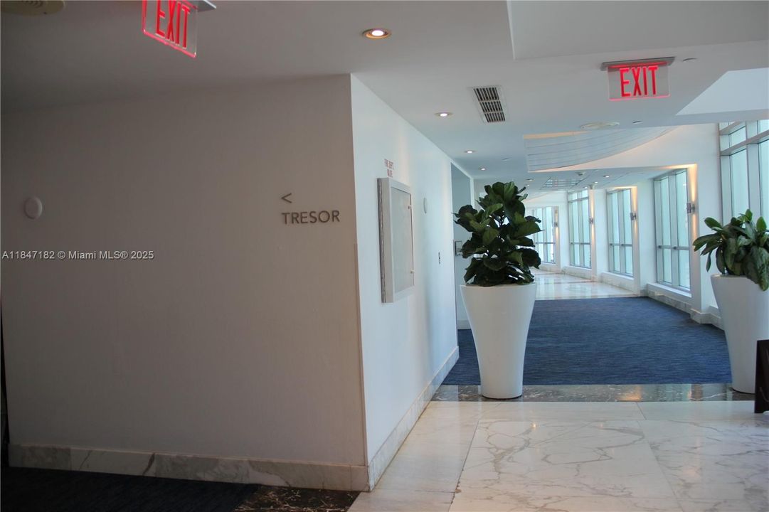 For Sale: $2,700,000 (2 beds, 3 baths, 1557 Square Feet)