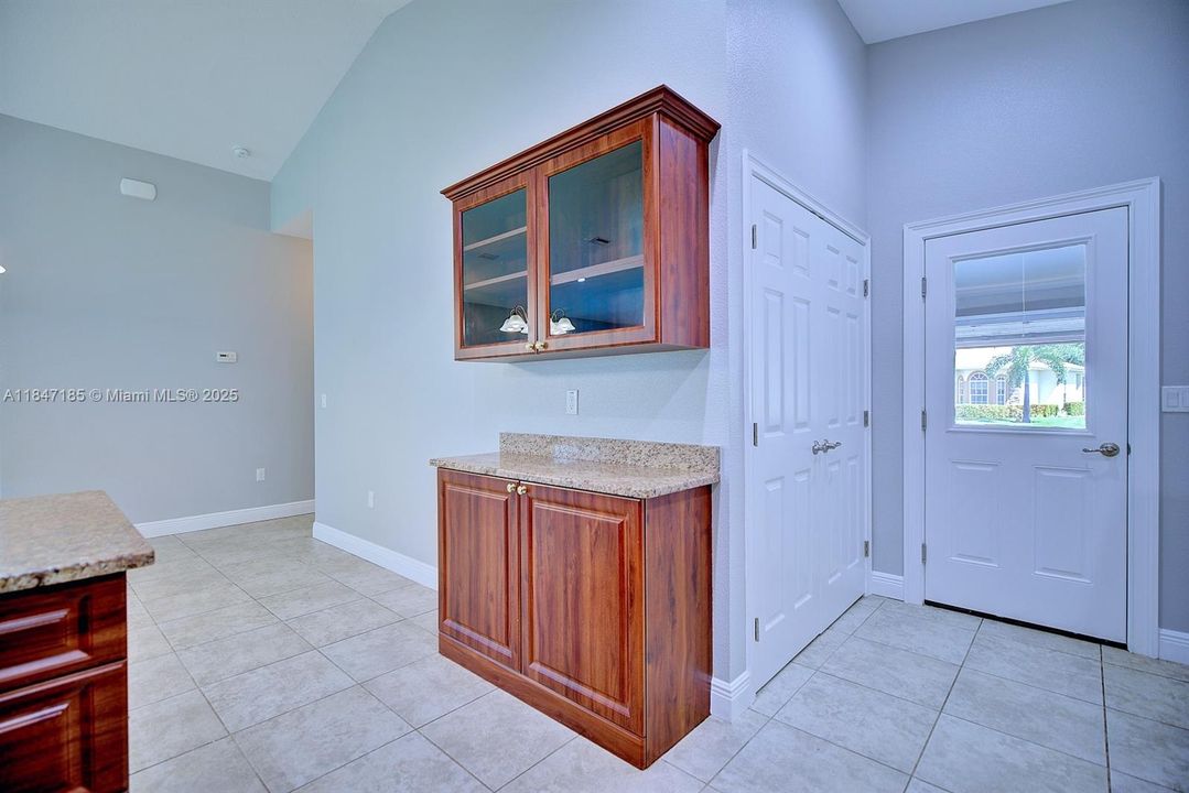 На продажу: $270,000 (3 спален, 2 ванн, 1719 Квадратных фут)