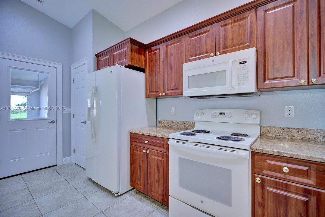 На продажу: $270,000 (3 спален, 2 ванн, 1719 Квадратных фут)