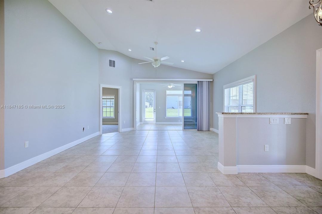 На продажу: $270,000 (3 спален, 2 ванн, 1719 Квадратных фут)