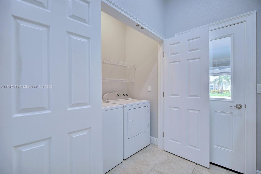 На продажу: $270,000 (3 спален, 2 ванн, 1719 Квадратных фут)