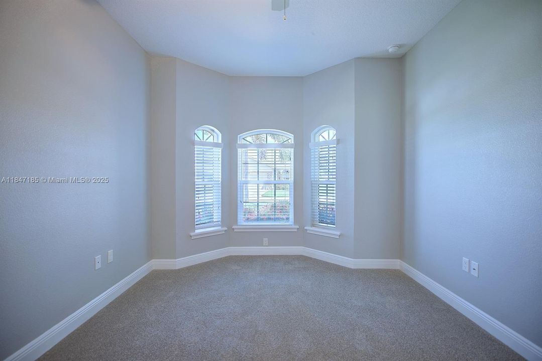 На продажу: $270,000 (3 спален, 2 ванн, 1719 Квадратных фут)