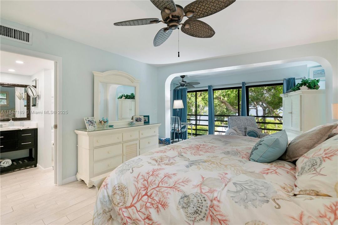 For Sale: $930,500 (2 beds, 2 baths, 1423 Square Feet)