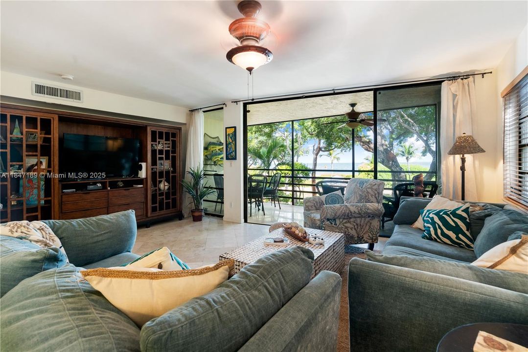 For Sale: $930,500 (2 beds, 2 baths, 1423 Square Feet)