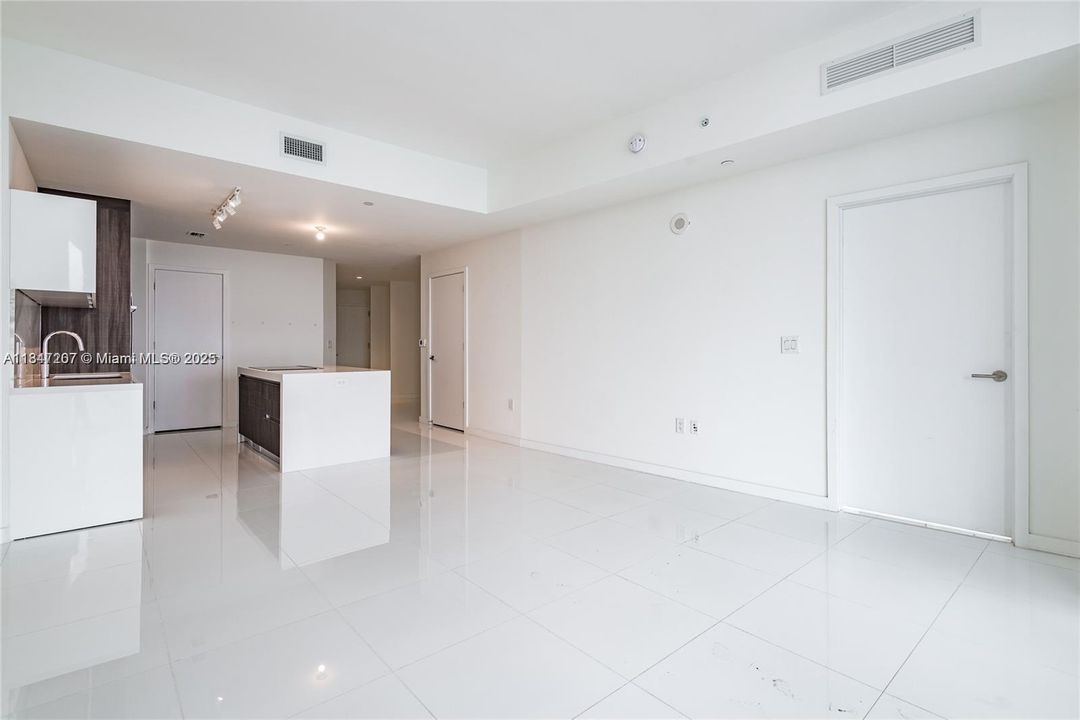 En Venta: $665,000 (1 camas, 2 baños, 1018 Pies cuadrados)
