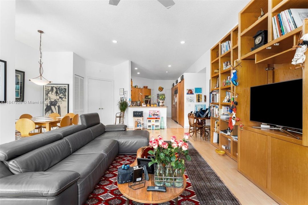 最近售出: $2,450,000 (5 贝兹, 5 浴室, 4136 平方英尺)