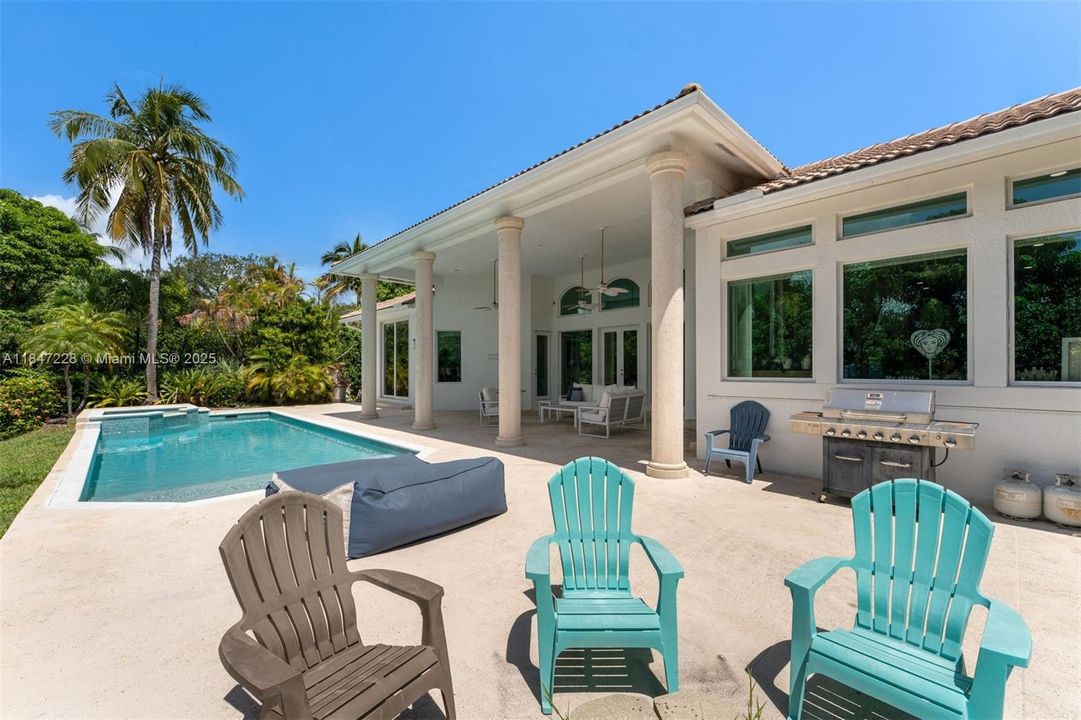 最近售出: $2,450,000 (5 贝兹, 5 浴室, 4136 平方英尺)