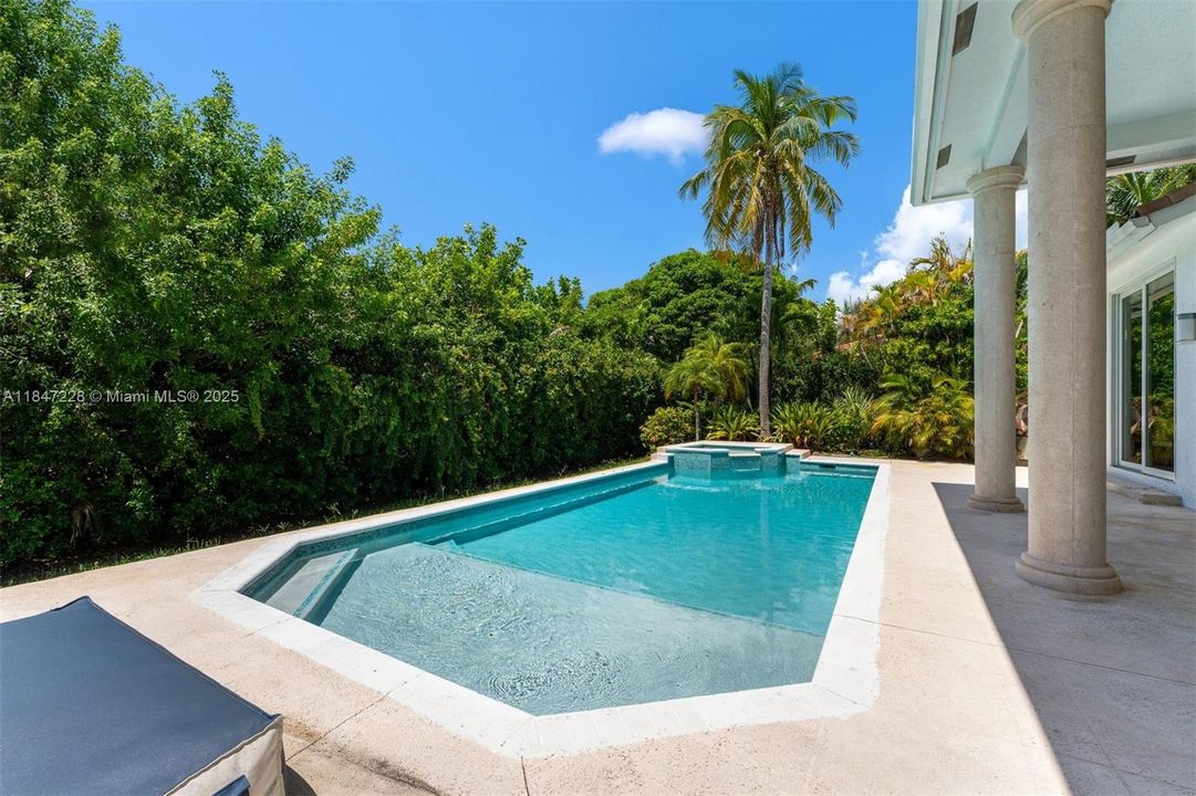 最近售出: $2,450,000 (5 贝兹, 5 浴室, 4136 平方英尺)