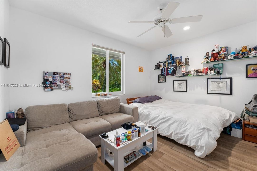 最近售出: $2,450,000 (5 贝兹, 5 浴室, 4136 平方英尺)