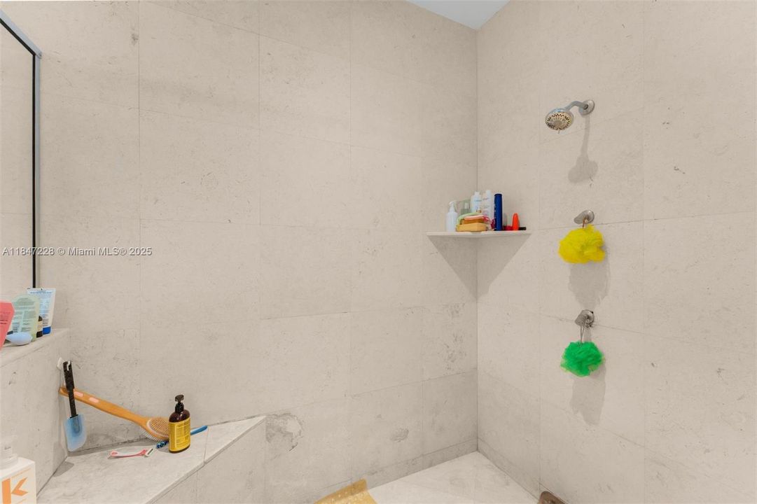 最近售出: $2,450,000 (5 贝兹, 5 浴室, 4136 平方英尺)