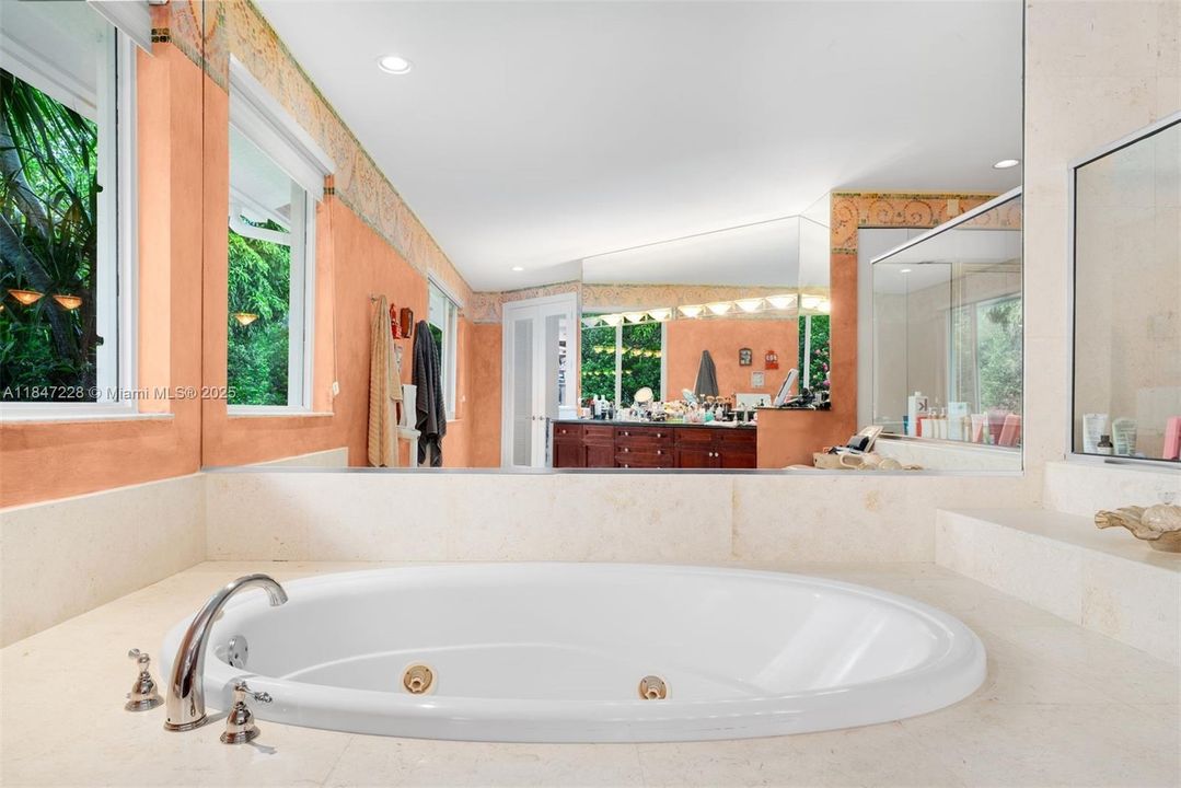 最近售出: $2,450,000 (5 贝兹, 5 浴室, 4136 平方英尺)