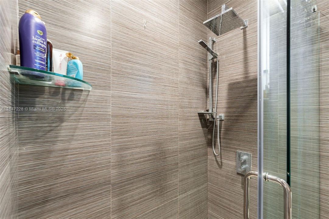 最近售出: $2,450,000 (5 贝兹, 5 浴室, 4136 平方英尺)