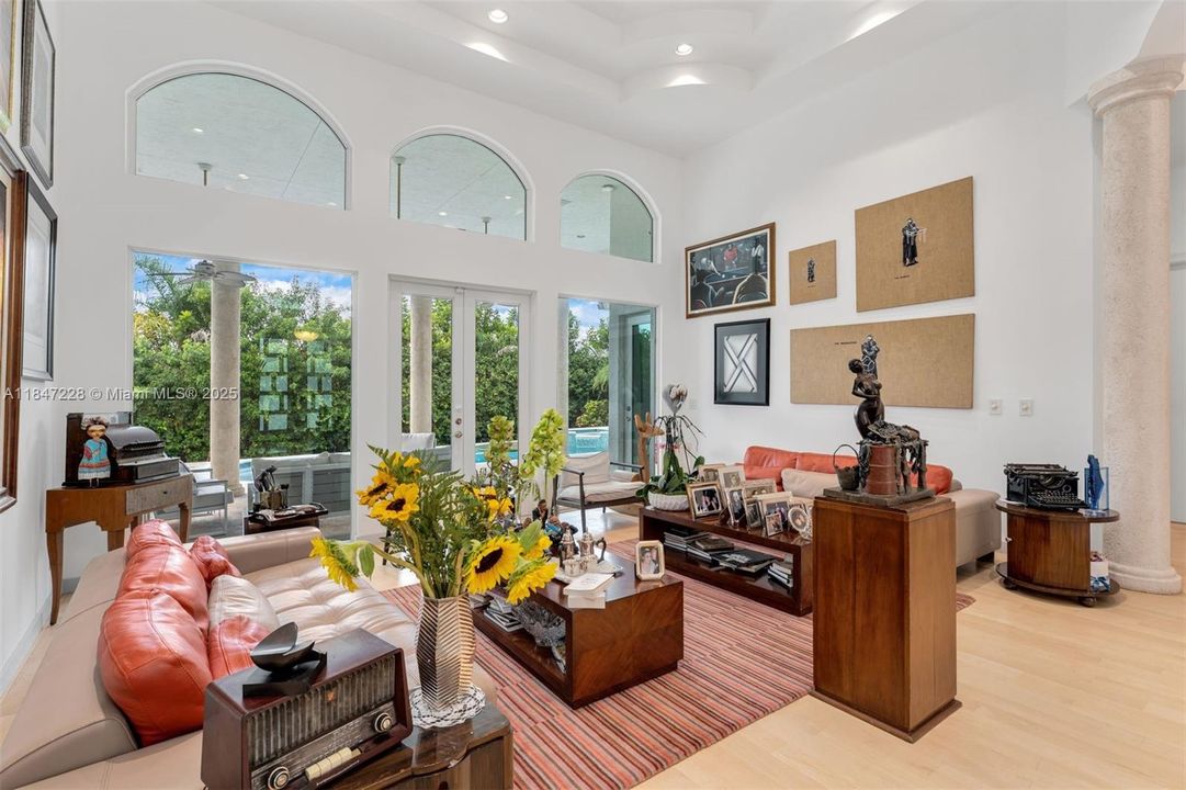 最近售出: $2,450,000 (5 贝兹, 5 浴室, 4136 平方英尺)