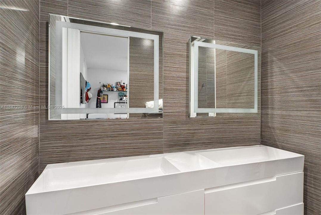 最近售出: $2,450,000 (5 贝兹, 5 浴室, 4136 平方英尺)