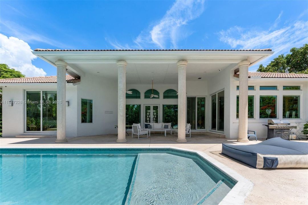 最近售出: $2,450,000 (5 贝兹, 5 浴室, 4136 平方英尺)